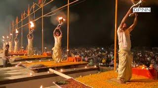 Lễ cúng lửa cầu an của đạo Hindu trên sông Hằng (Ganga Aarti)